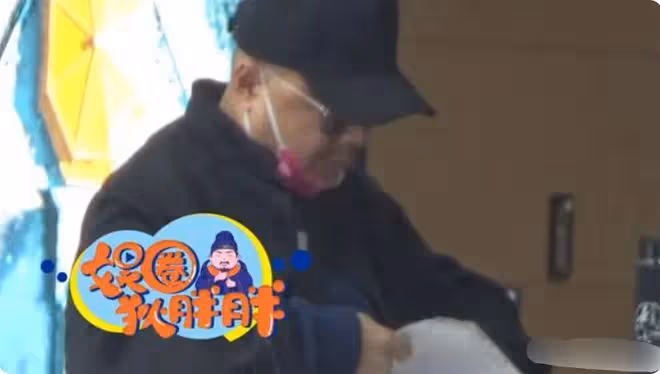 移居國外?徐崢現身機場獲特殊服務,疑受風波影響頭髮茬全白了