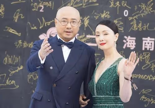 移居國外?徐崢現身機場獲特殊服務,疑受風波影響頭髮茬全白了