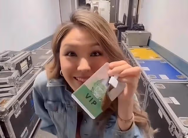 香港知名女星罕見現身,嫁醫生定居法國,與歌神當眾熱吻引爭議