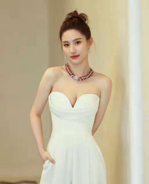 何超瓊何超蓮同框親吻!差29歲似母女,都曾愛上男星結局大不同