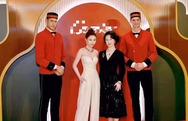 何超瓊何超蓮同框親吻!差29歲似母女,都曾愛上男星結局大不同