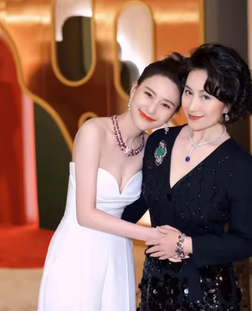 何超瓊何超蓮同框親吻!差29歲似母女,都曾愛上男星結局大不同