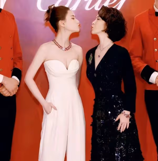 何超瓊何超蓮同框親吻!差29歲似母女,都曾愛上男星結局大不同