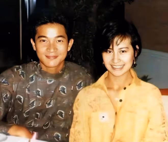 何超瓊何超蓮同框親吻!差29歲似母女,都曾愛上男星結局大不同