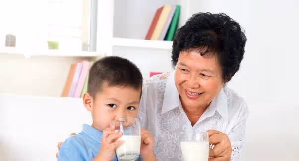 56歲婆婆幫兒媳帶孫子,每月倒貼3000,兒媳卻說這錢她該出