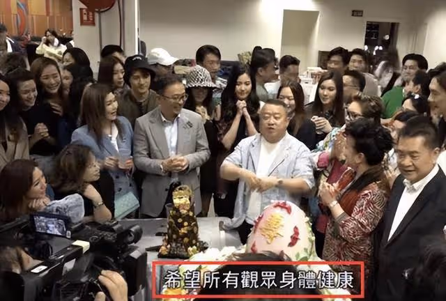 TVB「御用惡母」近況曝光!現身慈善晚宴與眾星合照,80歲狀態佳
