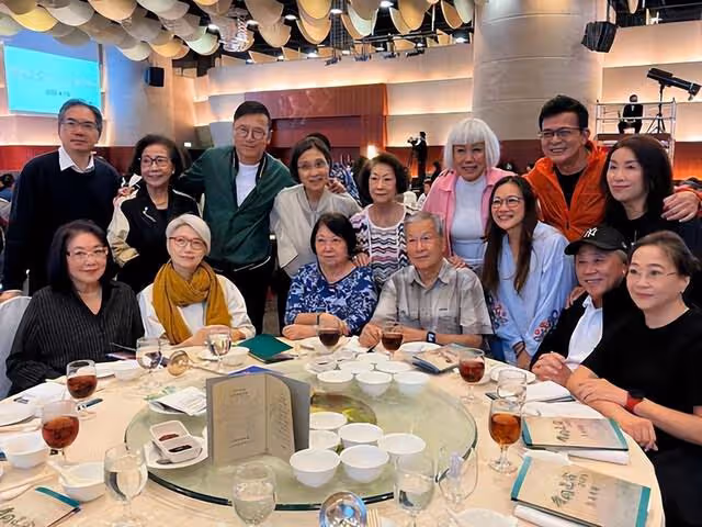 TVB「御用惡母」近況曝光!現身慈善晚宴與眾星合照,80歲狀態佳