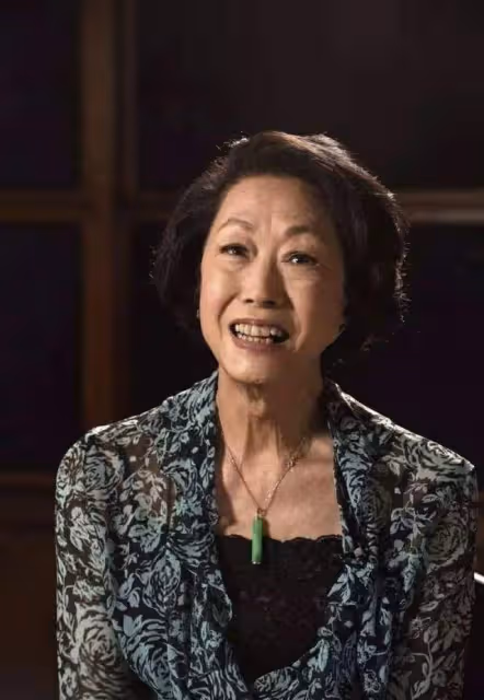 TVB「御用惡母」近況曝光！現身慈善晚宴與眾星合照，80歲狀態佳
