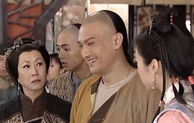 TVB「御用惡母」近況曝光！現身慈善晚宴與眾星合照，80歲狀態佳