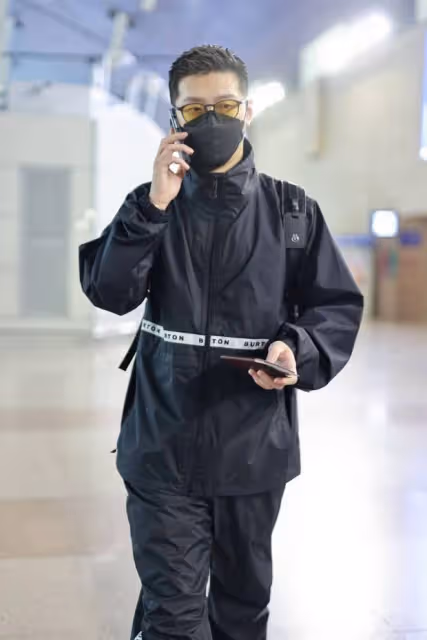 繼竇驍之後,何超蓮也將飛巴厘島準備婚禮,走貴賓通道被多人護行