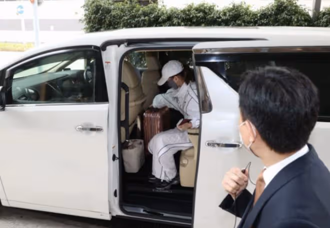 繼竇驍之後,何超蓮也將飛巴厘島準備婚禮,走貴賓通道被多人護行