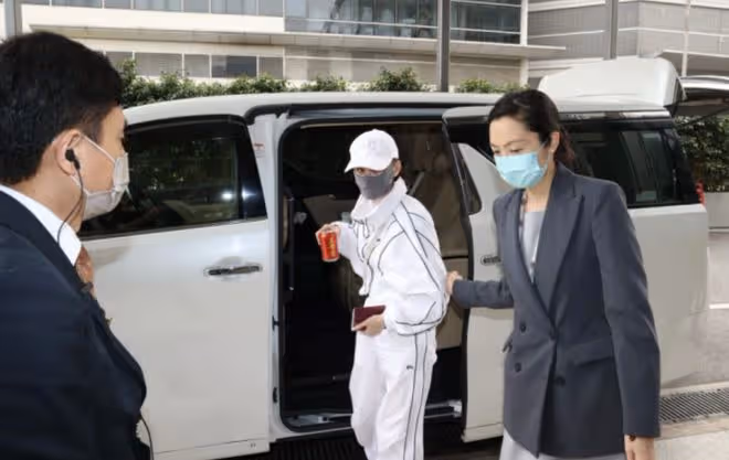 繼竇驍之後,何超蓮也將飛巴厘島準備婚禮,走貴賓通道被多人護行