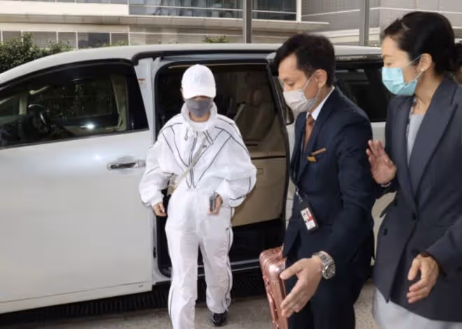 繼竇驍之後,何超蓮也將飛巴厘島準備婚禮,走貴賓通道被多人護行