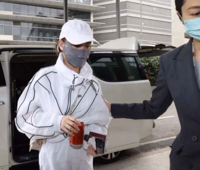 繼竇驍之後,何超蓮也將飛巴厘島準備婚禮,走貴賓通道被多人護行