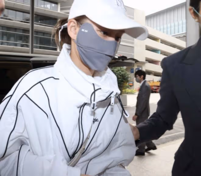 繼竇驍之後,何超蓮也將飛巴厘島準備婚禮,走貴賓通道被多人護行