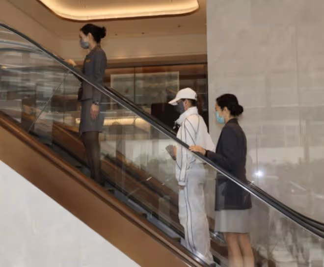 繼竇驍之後,何超蓮也將飛巴厘島準備婚禮,走貴賓通道被多人護行