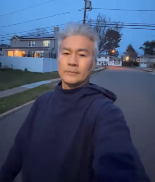 60歲老戲骨移居美國,單身無娃養倆狗作伴,滿頭白髮坦言生活枯燥