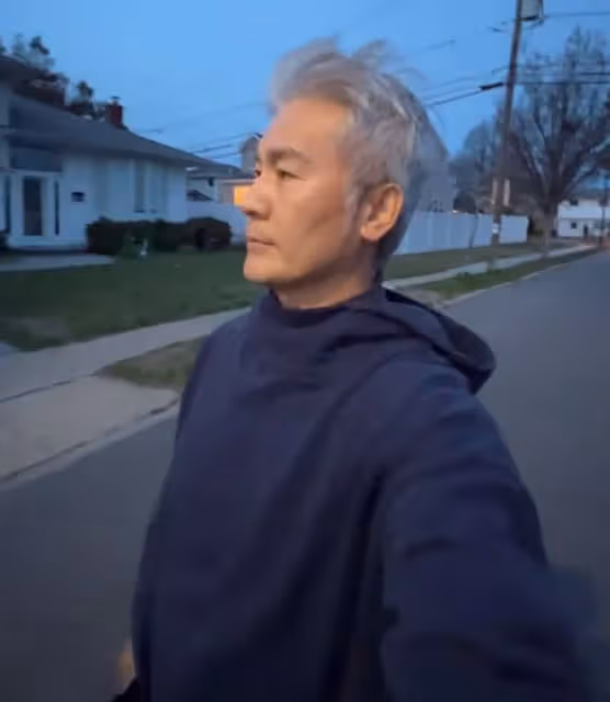 60歲老戲骨移居美國,單身無娃養倆狗作伴,滿頭白髮坦言生活枯燥