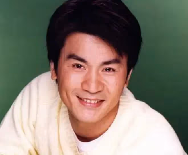 60歲老戲骨移居美國,單身無娃養倆狗作伴,滿頭白髮坦言生活枯燥