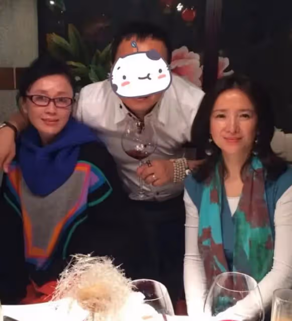 60歲老戲骨移居美國,單身無娃養倆狗作伴,滿頭白髮坦言生活枯燥