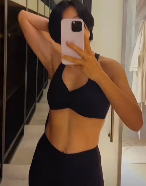43歲胡杏兒穿背心大秀身材!連生3子腹部無贅肉,馬甲線很明顯