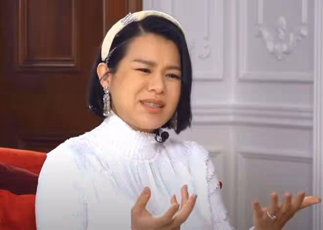 43歲胡杏兒穿背心大秀身材!連生3子腹部無贅肉,馬甲線很明顯