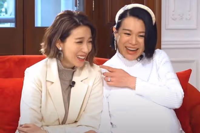 43歲胡杏兒穿背心大秀身材!連生3子腹部無贅肉,馬甲線很明顯