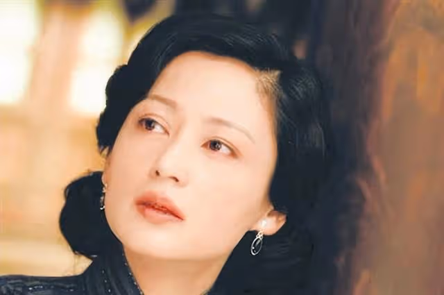 婚內偷吃瘋狂撈金,昔日德藝雙馨,如今醜聞不斷!老戲骨的墮落史