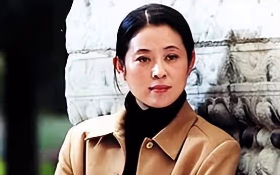 婚內偷吃瘋狂撈金,昔日德藝雙馨,如今醜聞不斷!老戲骨的墮落史