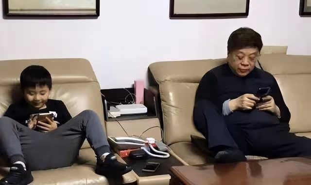 婚內偷吃瘋狂撈金,昔日德藝雙馨,如今醜聞不斷!老戲骨的墮落史