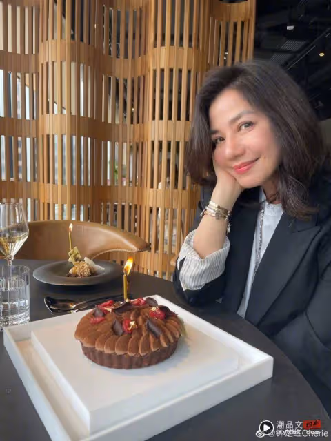 「野生鍾楚紅」來台嗑美食!突同框最強名廚他嗨爆:豪邁125擋泥板女神