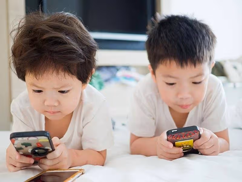 爸爸我太累了!8歲兒書桌前睡著「竟再也沒醒來」全家崩潰, 醫生鬆口原因