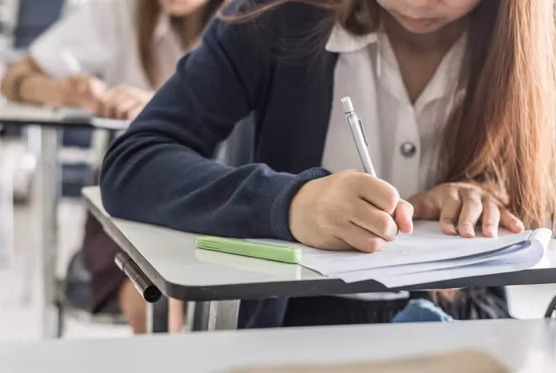 爸爸我太累了!8歲兒書桌前睡著「竟再也沒醒來」全家崩潰, 醫生鬆口原因