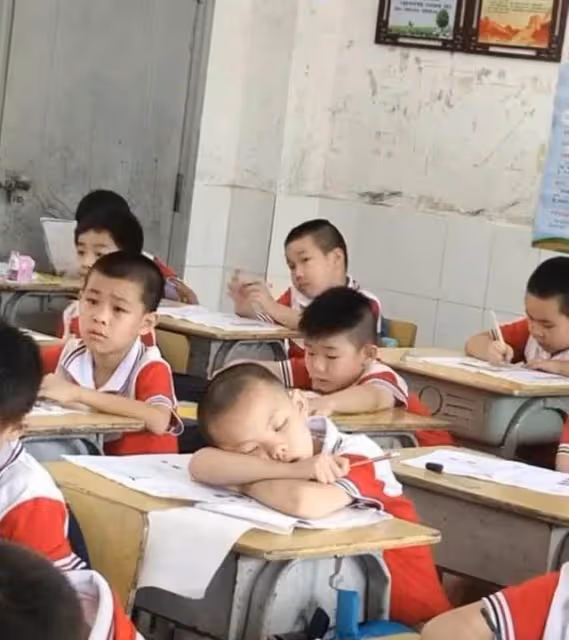 爸爸我太累了!8歲兒書桌前睡著「竟再也沒醒來」全家崩潰, 醫生鬆口原因