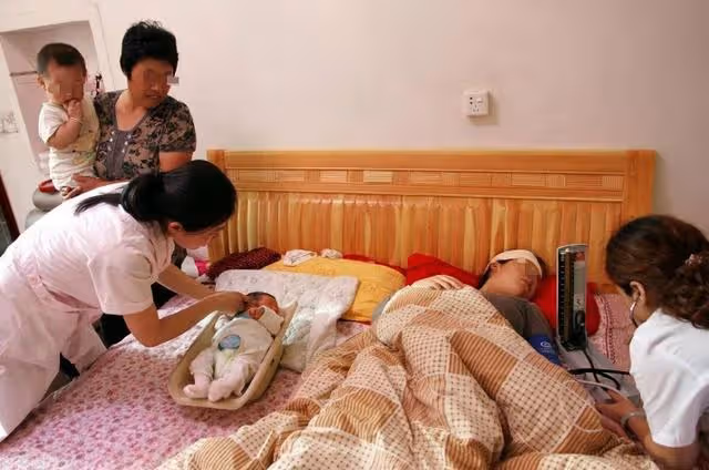 月子裡婆婆腰疼被接走,轉頭接送外孫女,老公:我們回娘家