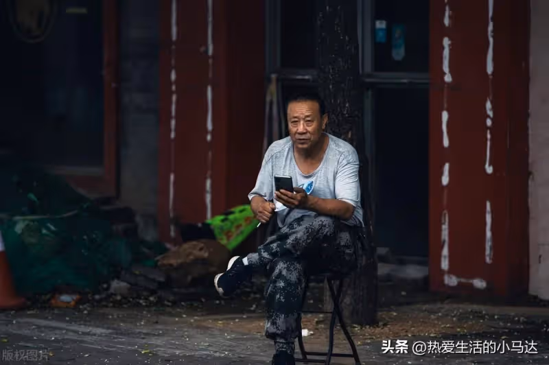 我65歲,退休金6千,回鄉下養老不到半年,卻要被親哥哥給逼瘋了