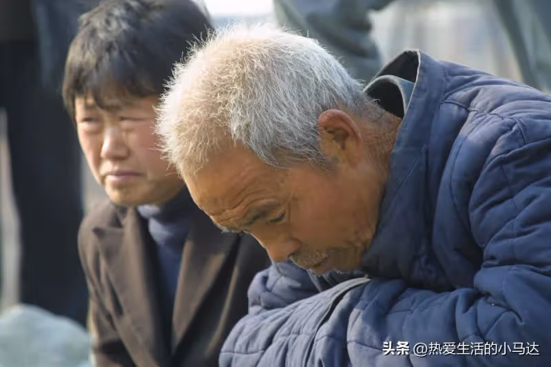 我65歲，退休金6千，回鄉下養老不到半年，卻要被親哥哥給逼瘋了