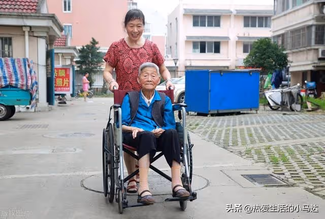 一位女兒的哭訴:照顧癱瘓母親6年,母親卻把兩套房子給了弟弟