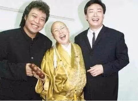 大愛!身後欲捐20億財產,歌壇長青樹「資助458孩童」長達10年,2千萬公益捐款明細出爐,引退心聲有洋蔥!