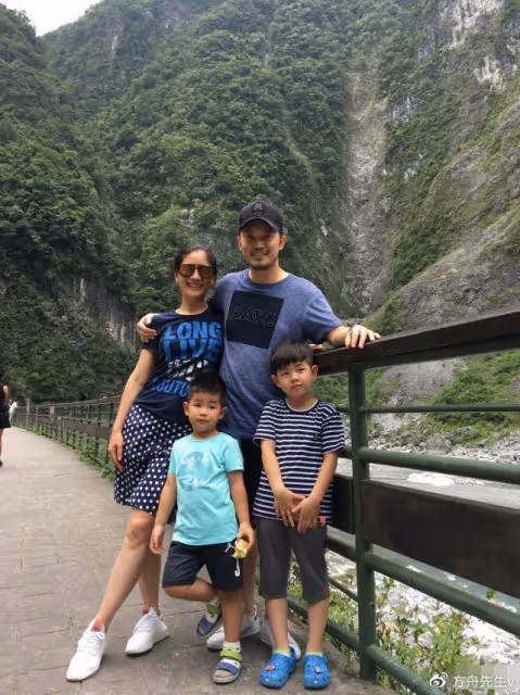 胡可曬兒子近照,安吉小魚兒雙雙長胖越來越像,網友:還我東北宋仲基