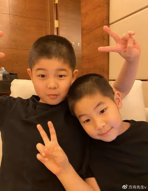 胡可曬兒子近照,安吉小魚兒雙雙長胖越來越像,網友:還我東北宋仲基