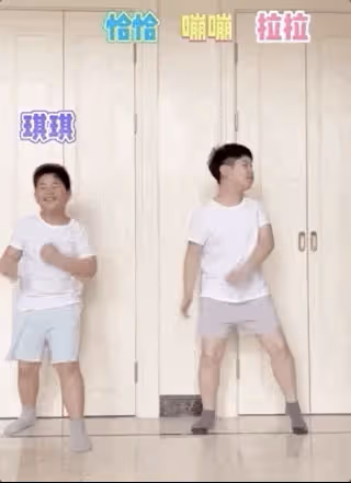 胡可曬兒子近照,安吉小魚兒雙雙長胖越來越像,網友:還我東北宋仲基
