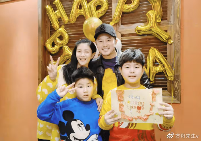 胡可曬兒子近照,安吉小魚兒雙雙長胖越來越像,網友:還我東北宋仲基
