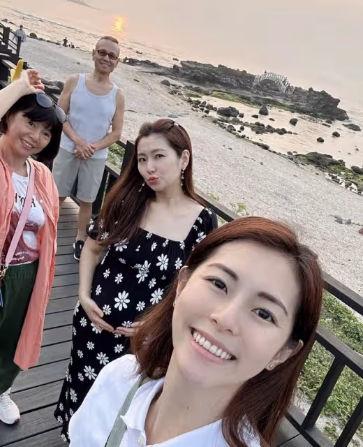 Selina曬全家出遊照,手捧孕肚出鏡,手臂燒傷疤痕曝光太讓人心疼