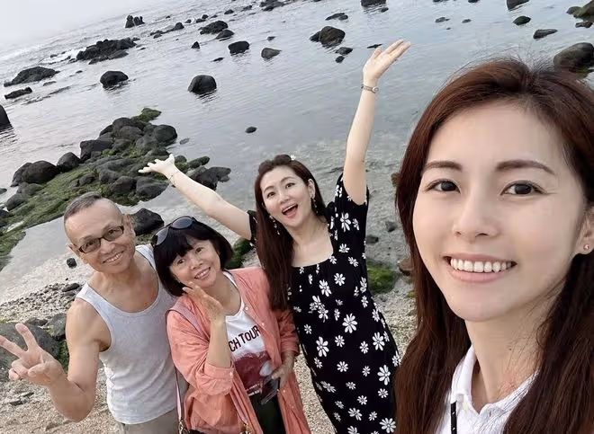 Selina曬全家出遊照,手捧孕肚出鏡,手臂燒傷疤痕曝光太讓人心疼