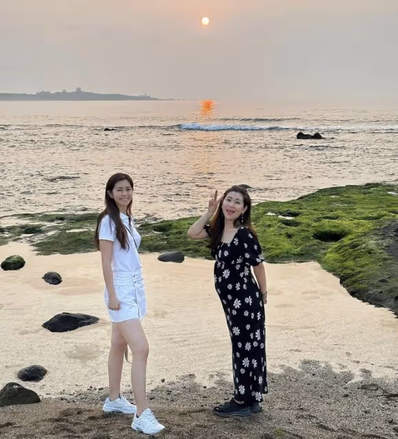 Selina曬全家出遊照,手捧孕肚出鏡,手臂燒傷疤痕曝光太讓人心疼