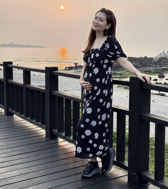 Selina曬全家出遊照,手捧孕肚出鏡,手臂燒傷疤痕曝光太讓人心疼