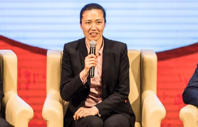 前女排隊長周蘇紅：照顧癱瘓丈夫5年，離婚後改嫁大8歲富商