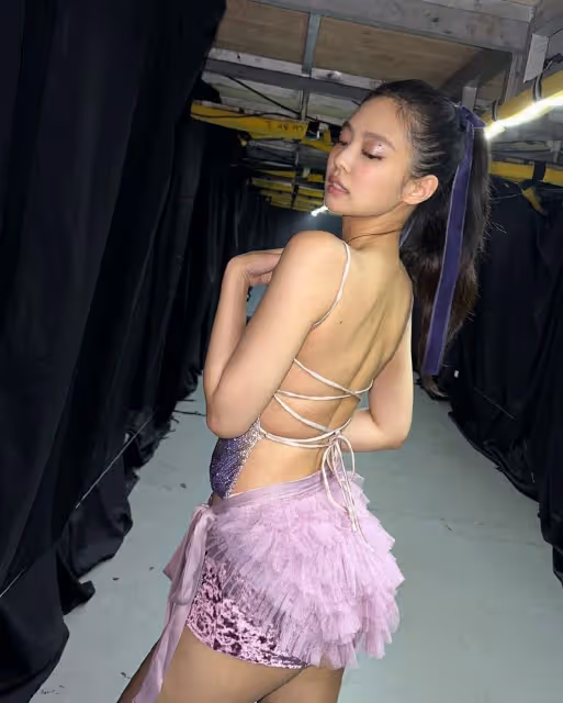 Jennie秀出好身材，優美背部曲線吸睛，網友：不懼懟臉拍的顏值！
