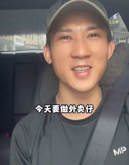 33歲港星帶家人到深圳開小吃店，親自洗碗送外賣，努力打拚不喊累